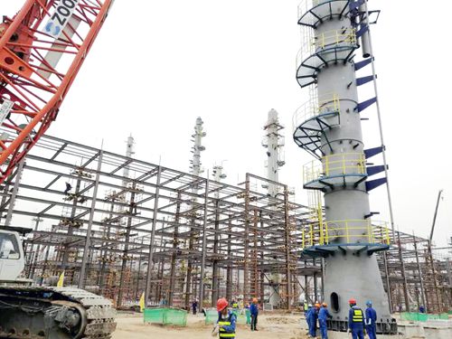 ACO裝置首臺超百噸塔器順利吊裝完成2