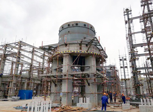 轉(zhuǎn)化器第一吊完成吊裝 攝 陳全翼_副本.jpg