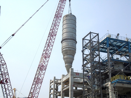 北京工程公司延能化項(xiàng)目高密度聚乙烯裝置大件設(shè)備完成吊裝.jpg