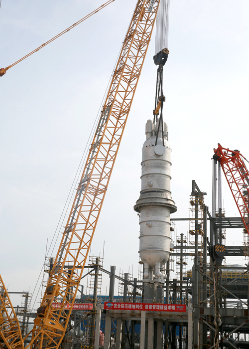 延能化項目甲醇裝置核心設備——合成塔順利吊裝 (3)_副本.jpg